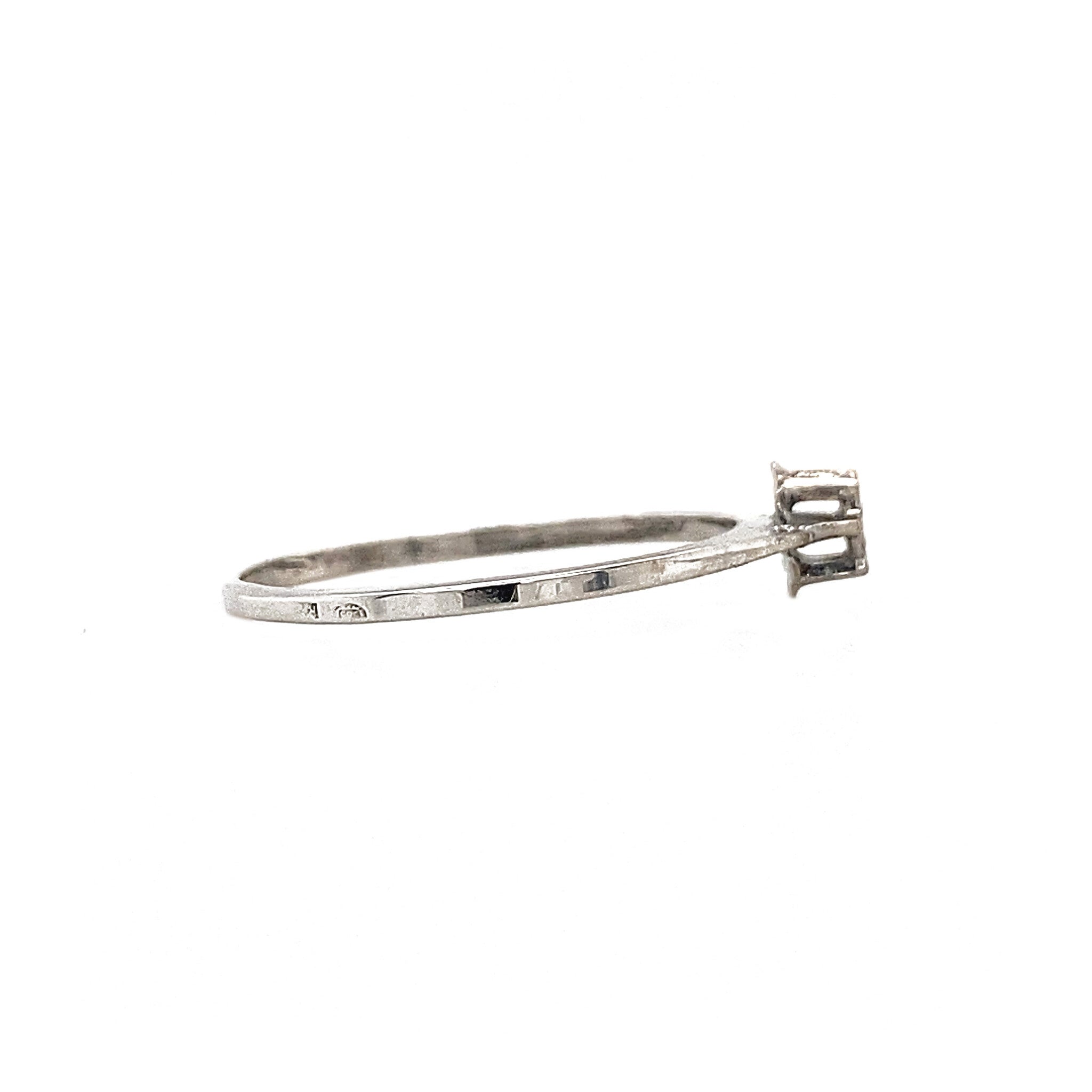 14 kt white gold solitaire ring with diamond
