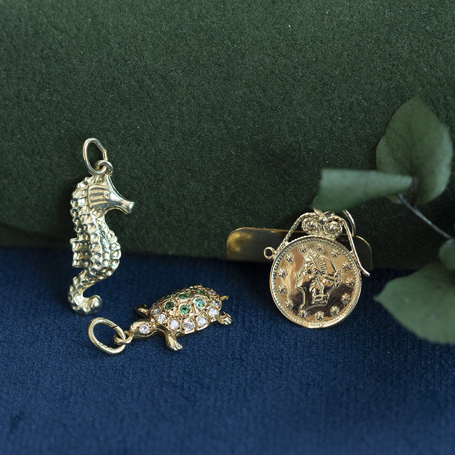 Vintage 14 kt gold turtle pendant with spinel