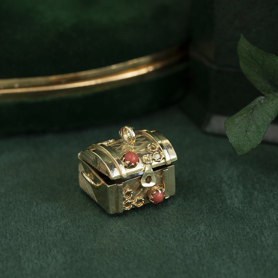 Gouden schatkist hanger 14 krt