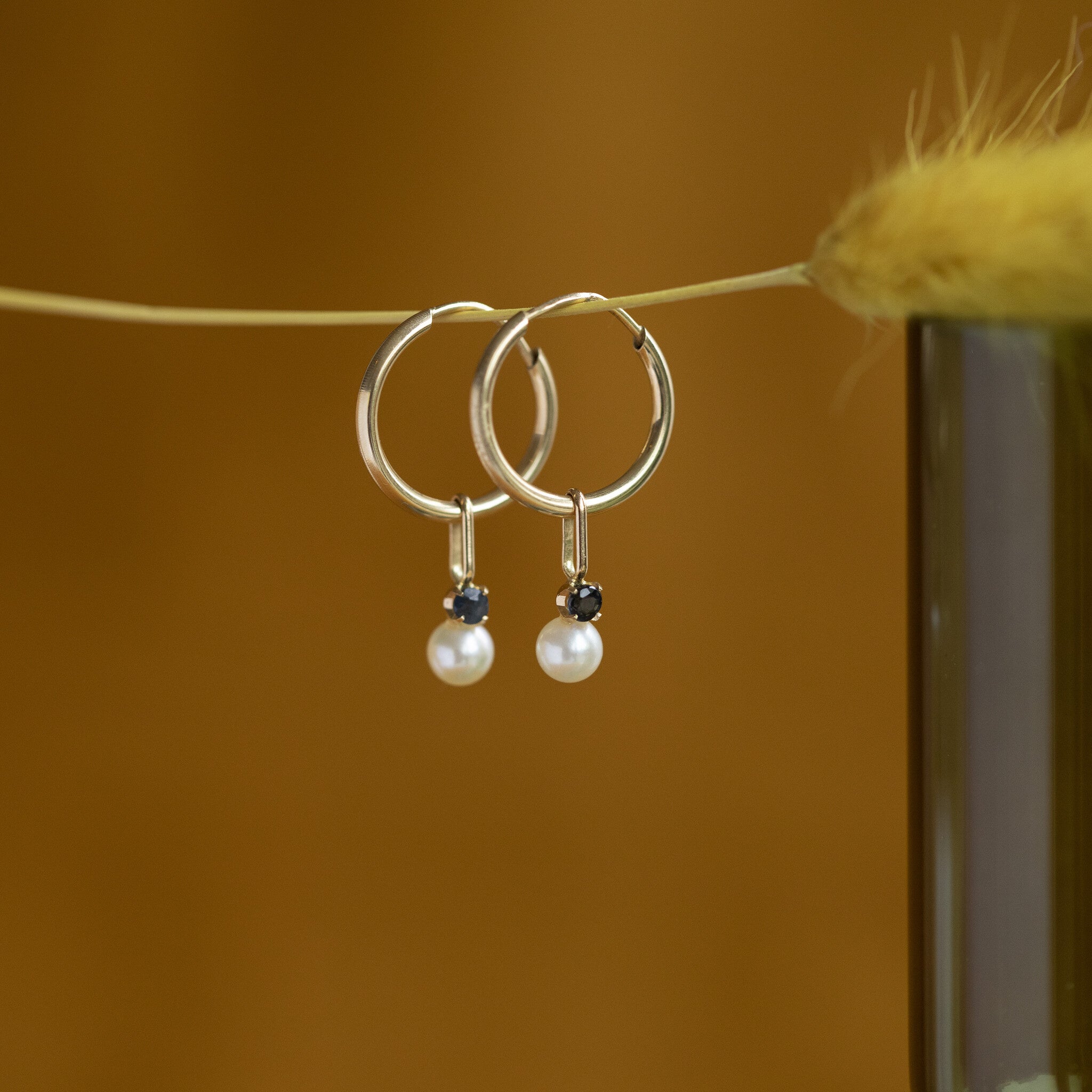 Gold earrings with pearl and sapphire 14 krt