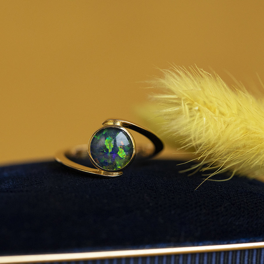 18 kt gold ring with opal triplet