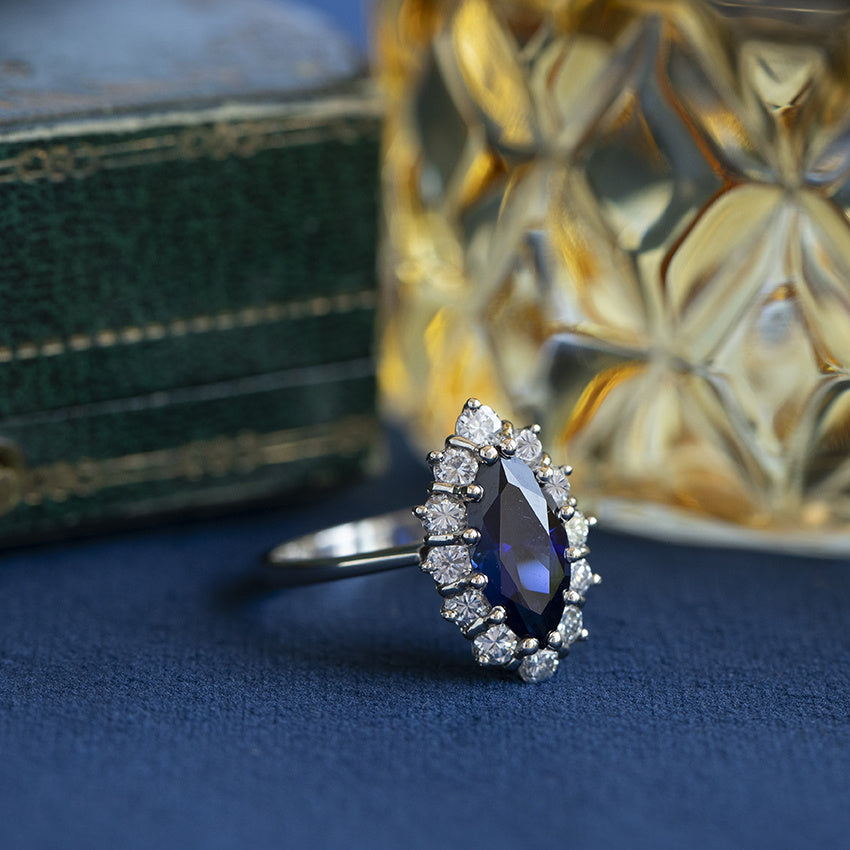 Witgouden vintage entourage ring met saffier en diamant 18 krt