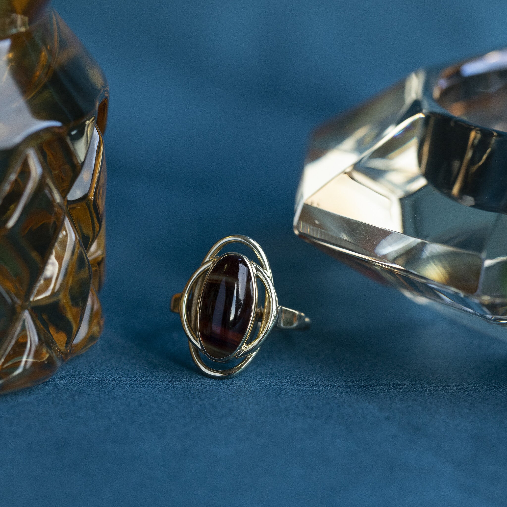 Gold ring with banded agate, 14 kt