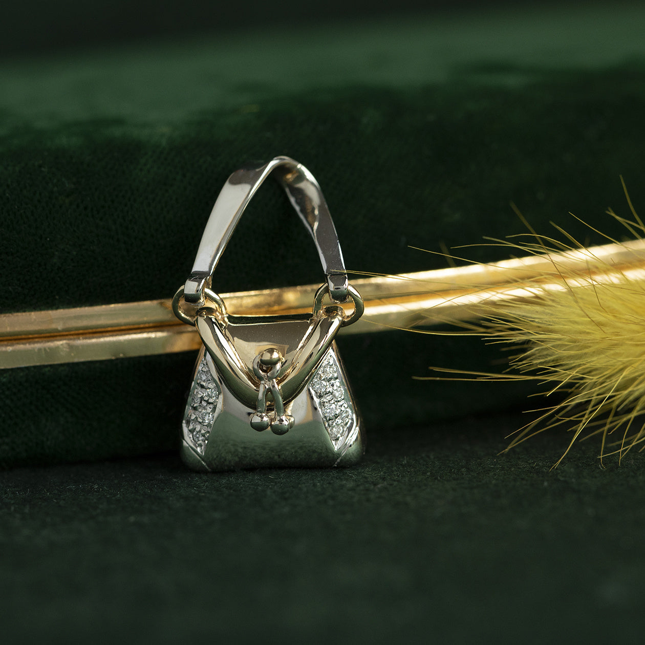 Gouden handtas hanger met diamant 14 krt