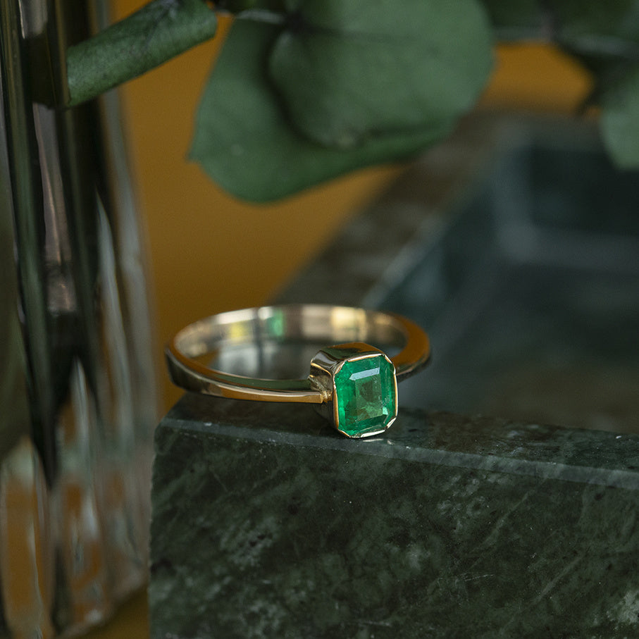 Gold vintage ring with emerald 14 kt