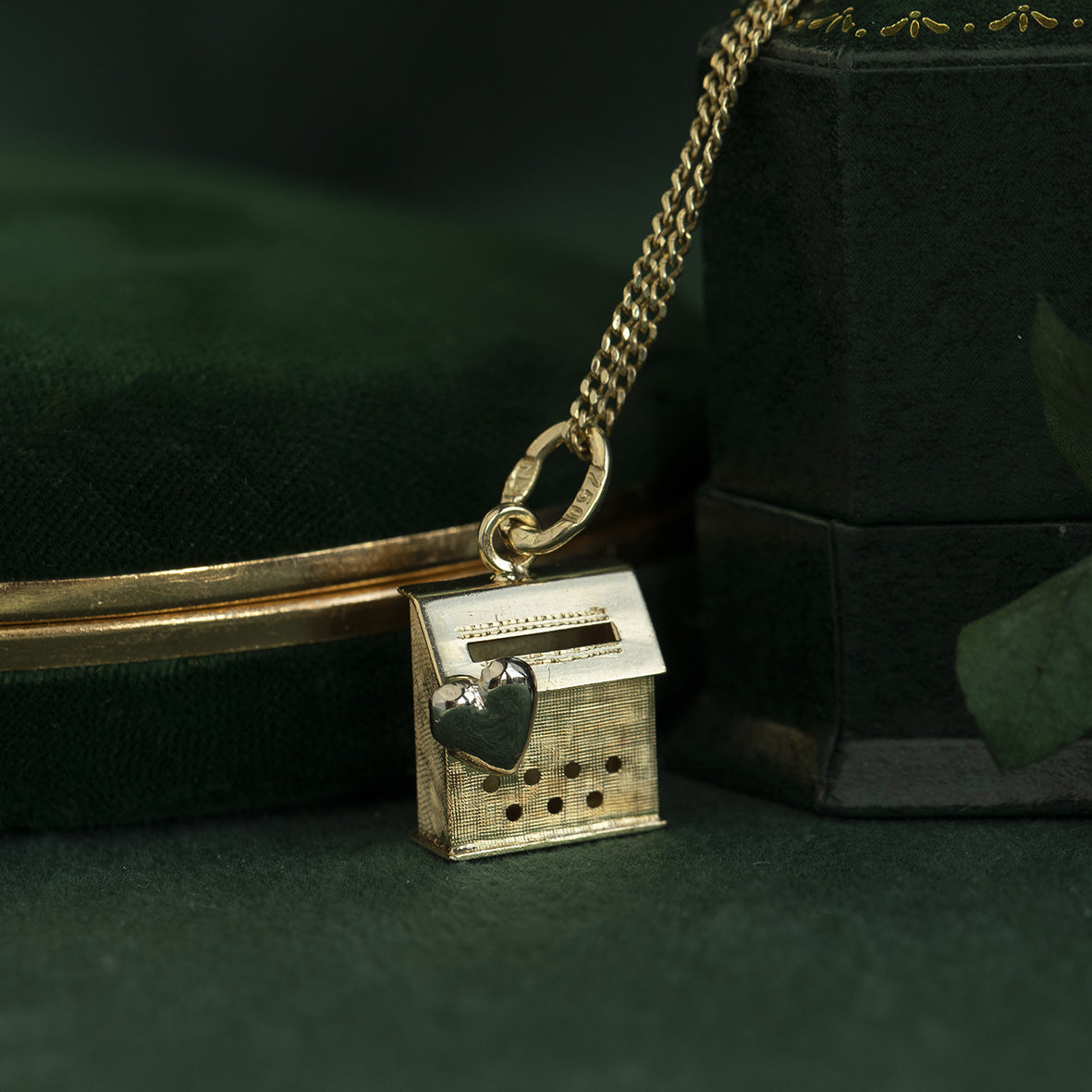 Gouden brievenbus hanger 18 krt