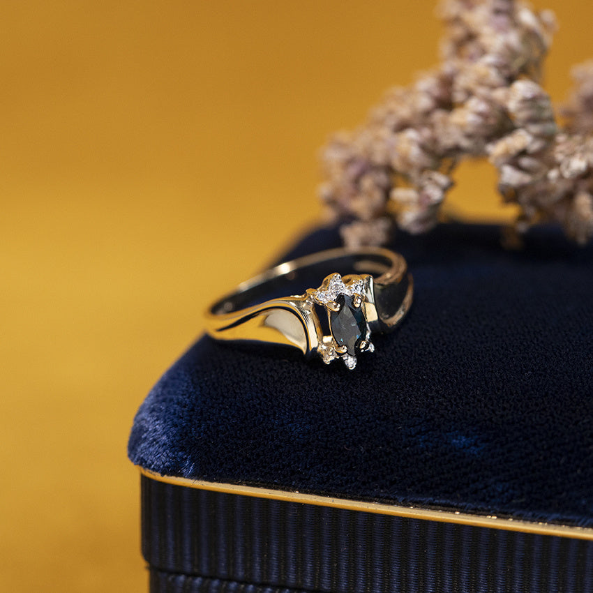 Gold vintage ring with sapphire and diamond 14 kt