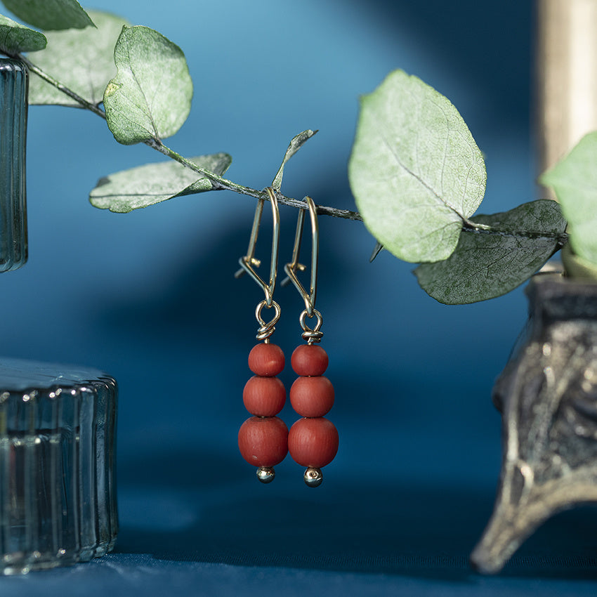 Gouden oorhangers met bloedkoraal 14 krt