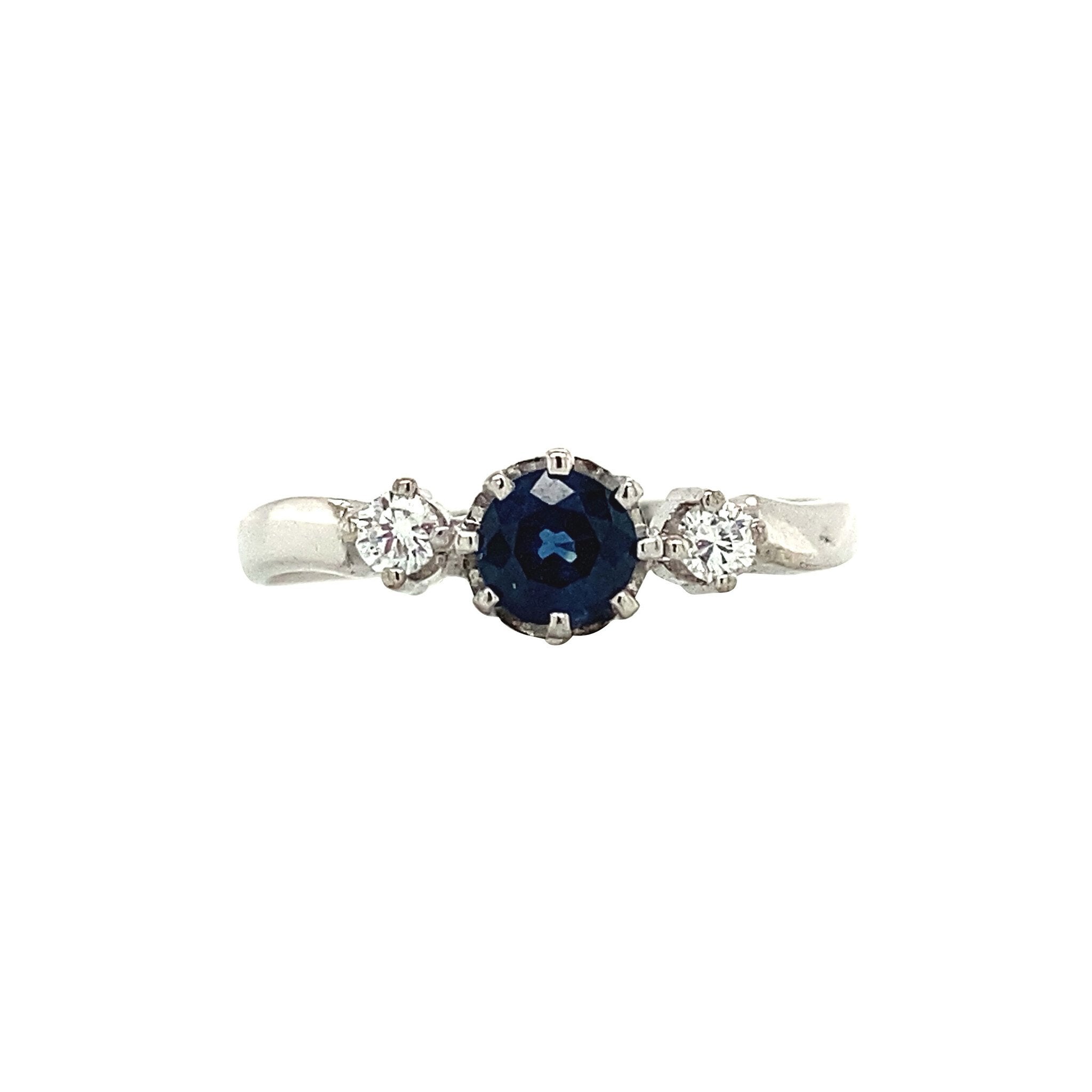 14 kt white gold ring with diamond and sapphire
