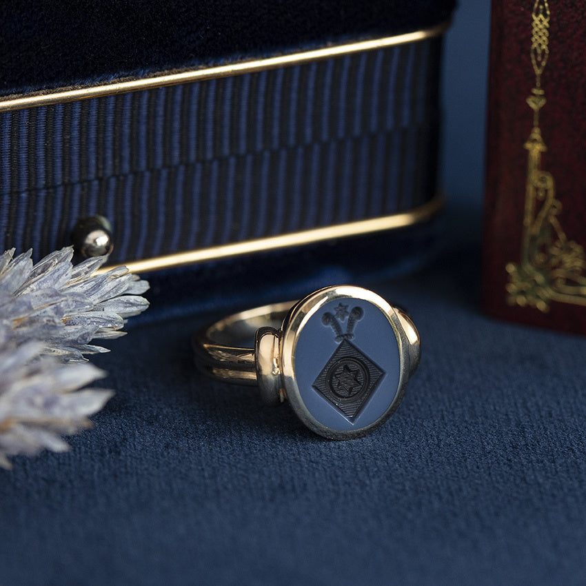 Gouden vintage zegelring met blauwe laagsteen 14 kt