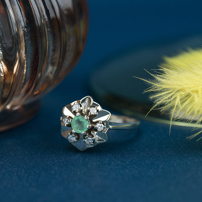 Witgouden entourage ring met smaragd en diamant 14 krt