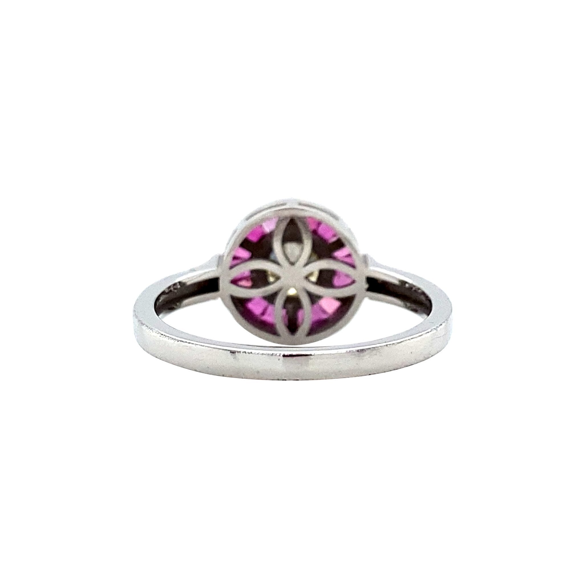 White gold entourage ring with ruby and diamond 14 kt
