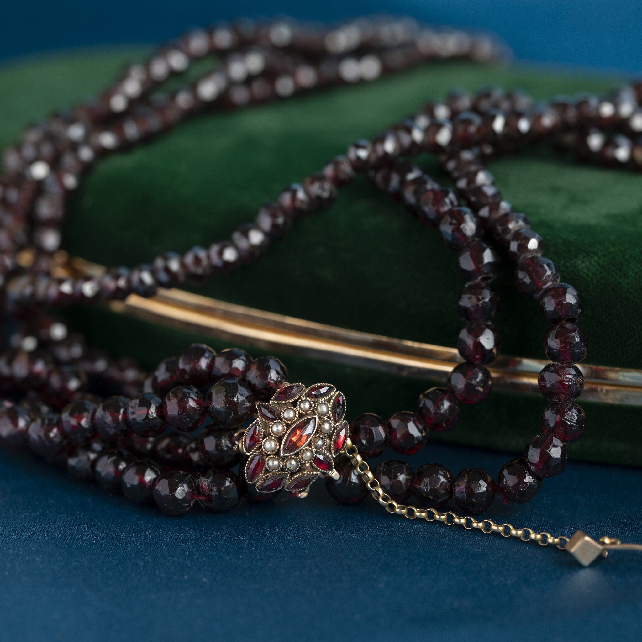 Granaat collier met gouden siersluiting 14 krt