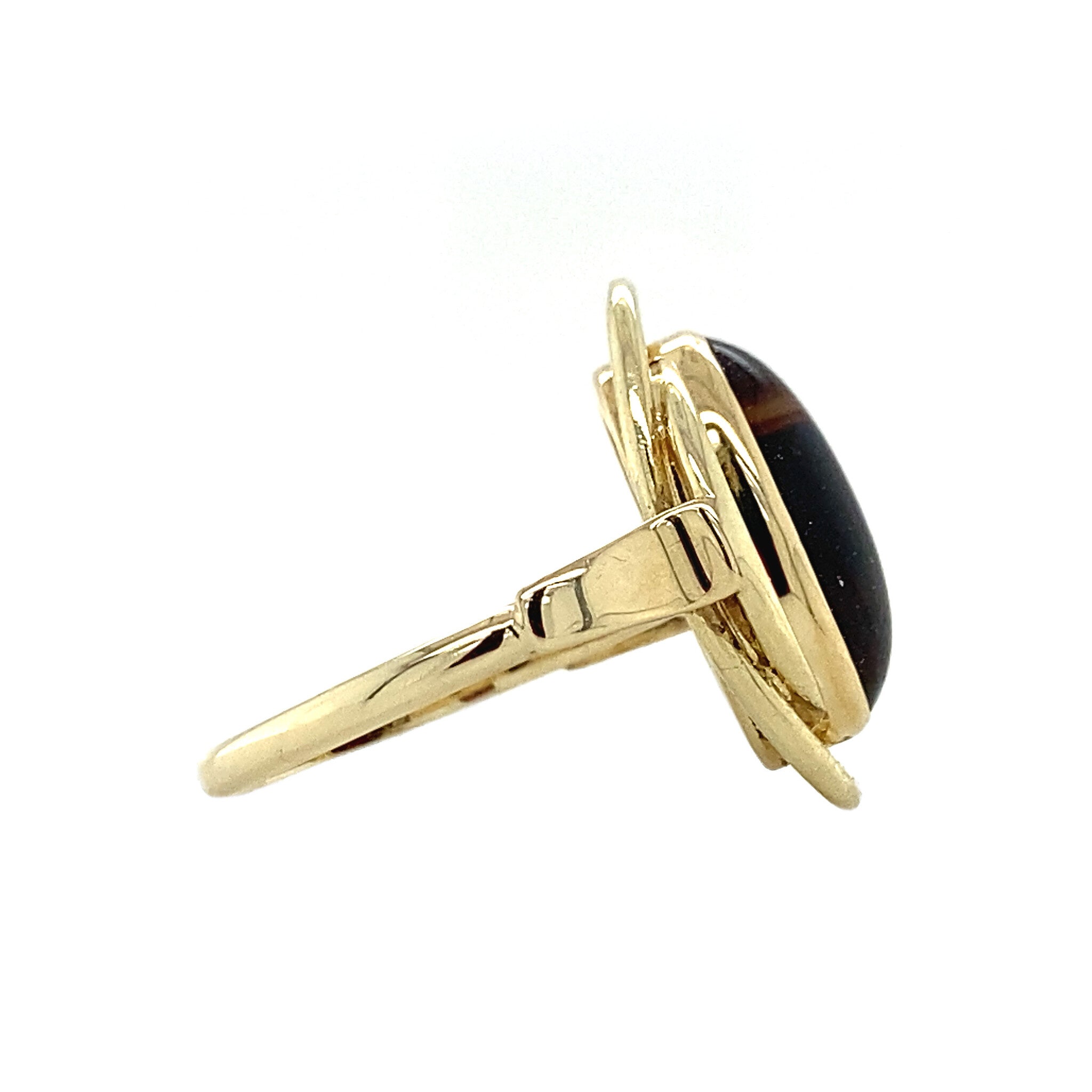 Gold ring with banded agate, 14 kt