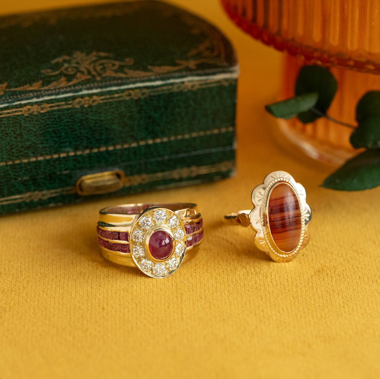 Gouden vintage entourage ring met robijn en diamant 14 krt