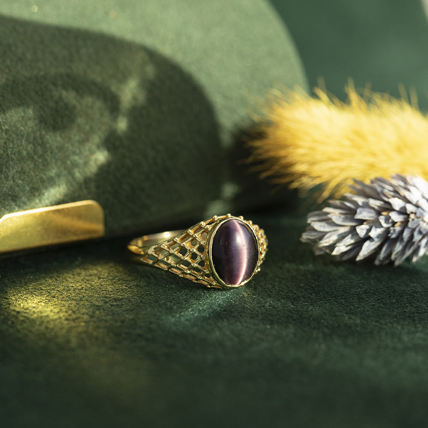 Gold vintage ring with cat eye colour stone 18 krt