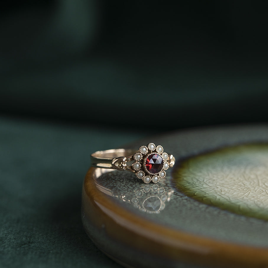 14 kt gold ring with glass garnet and pearl