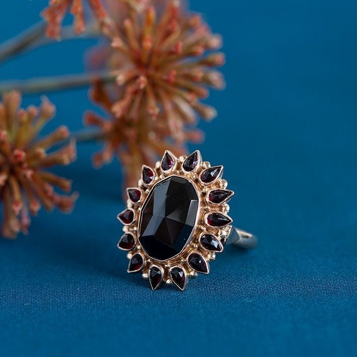 Rose gold entourage ring with garnet 14 krt