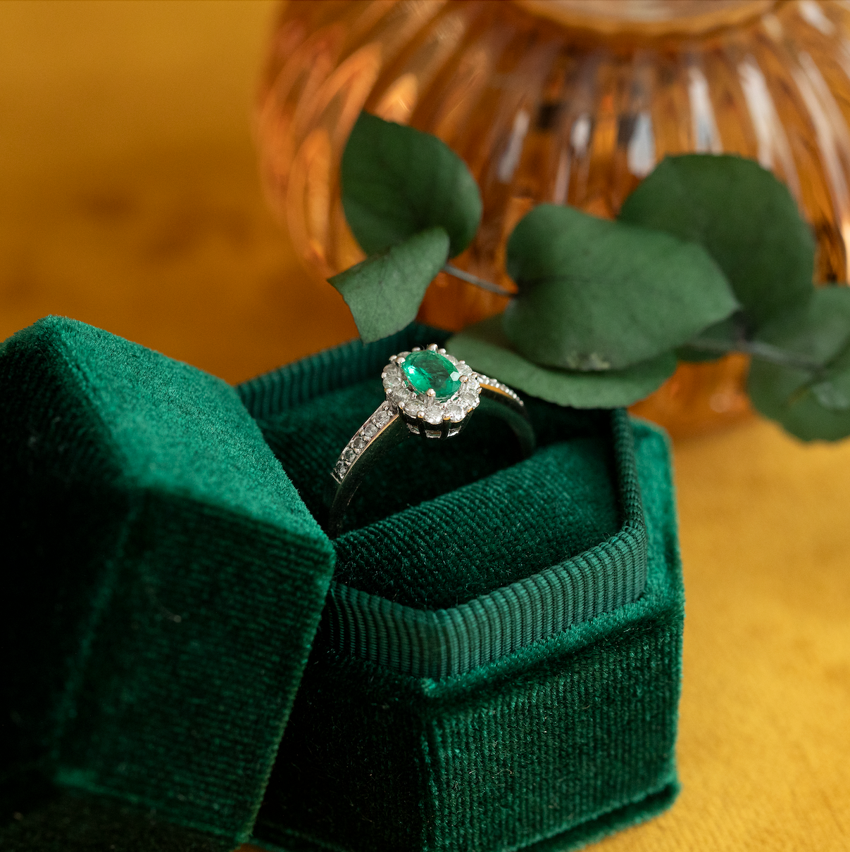 White gold vintage cluster ring with emerald and diamond, 14 kt