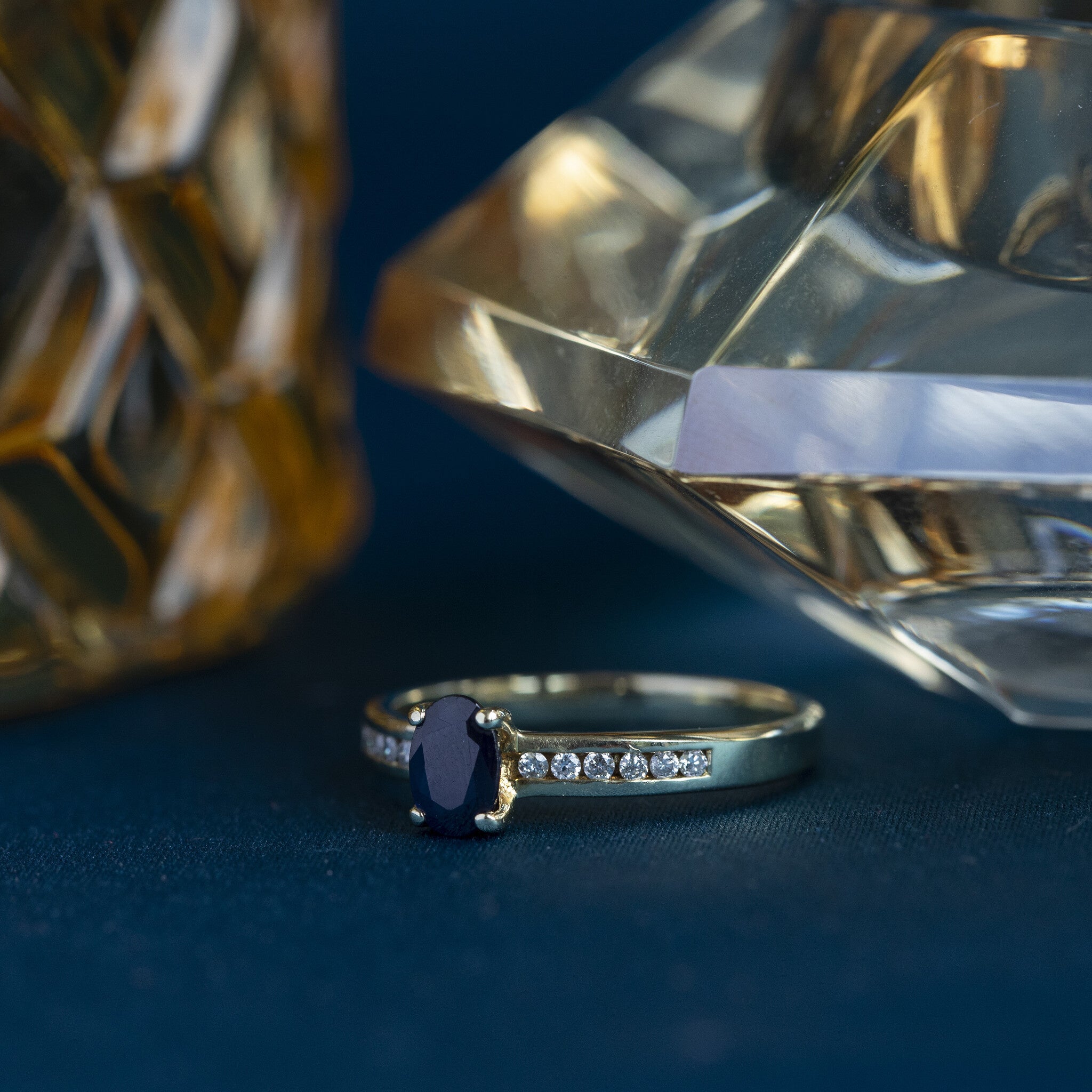 Gouden ring met saffier en diamant 14 krt