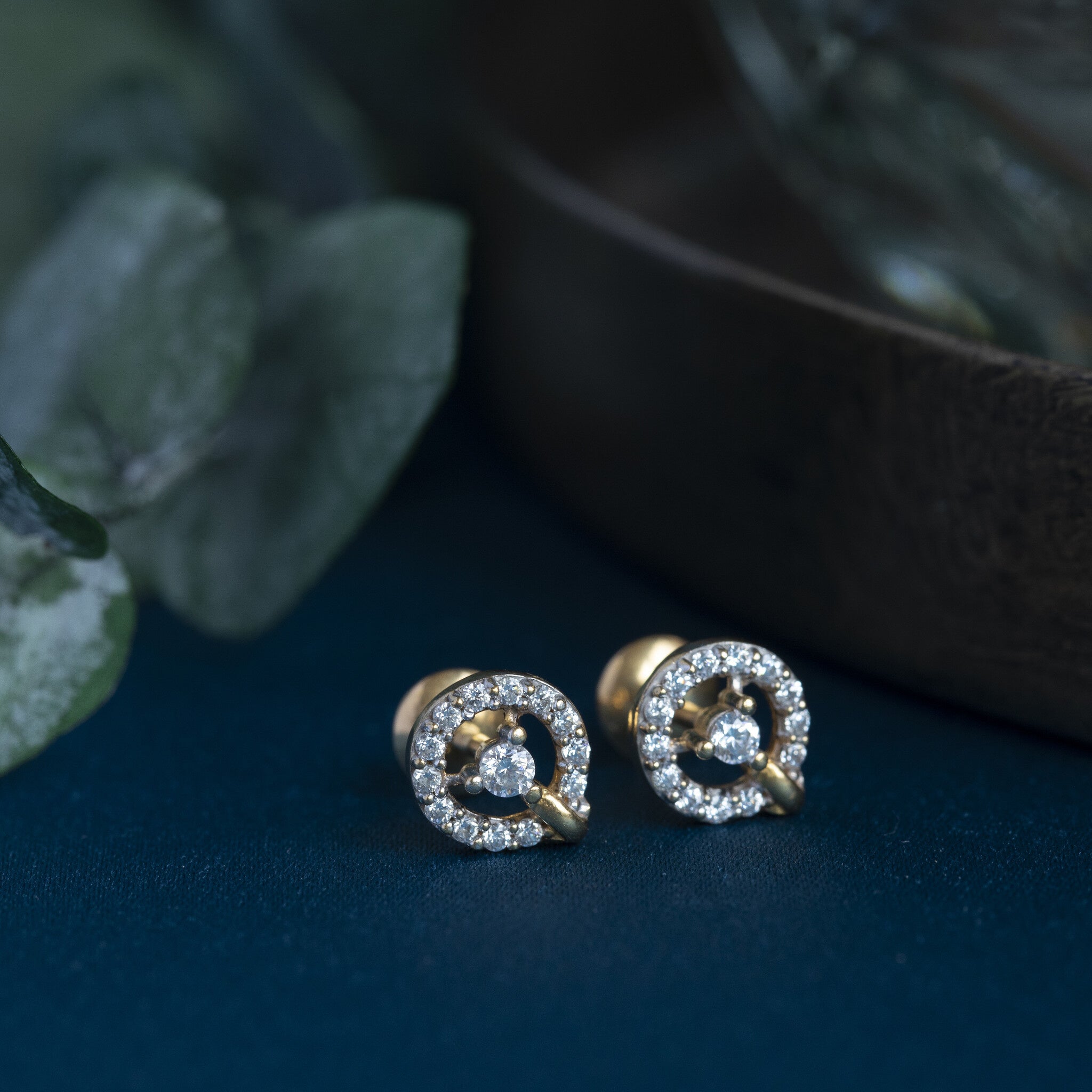 Gold entourage stud earrings with zirconia 22 carat