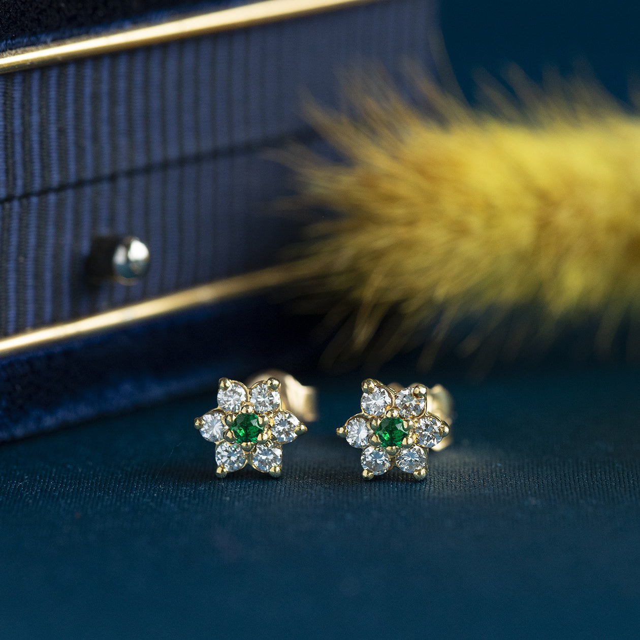 Gouden entourage oorstekers met kleursteen en mossaniet 18 krt