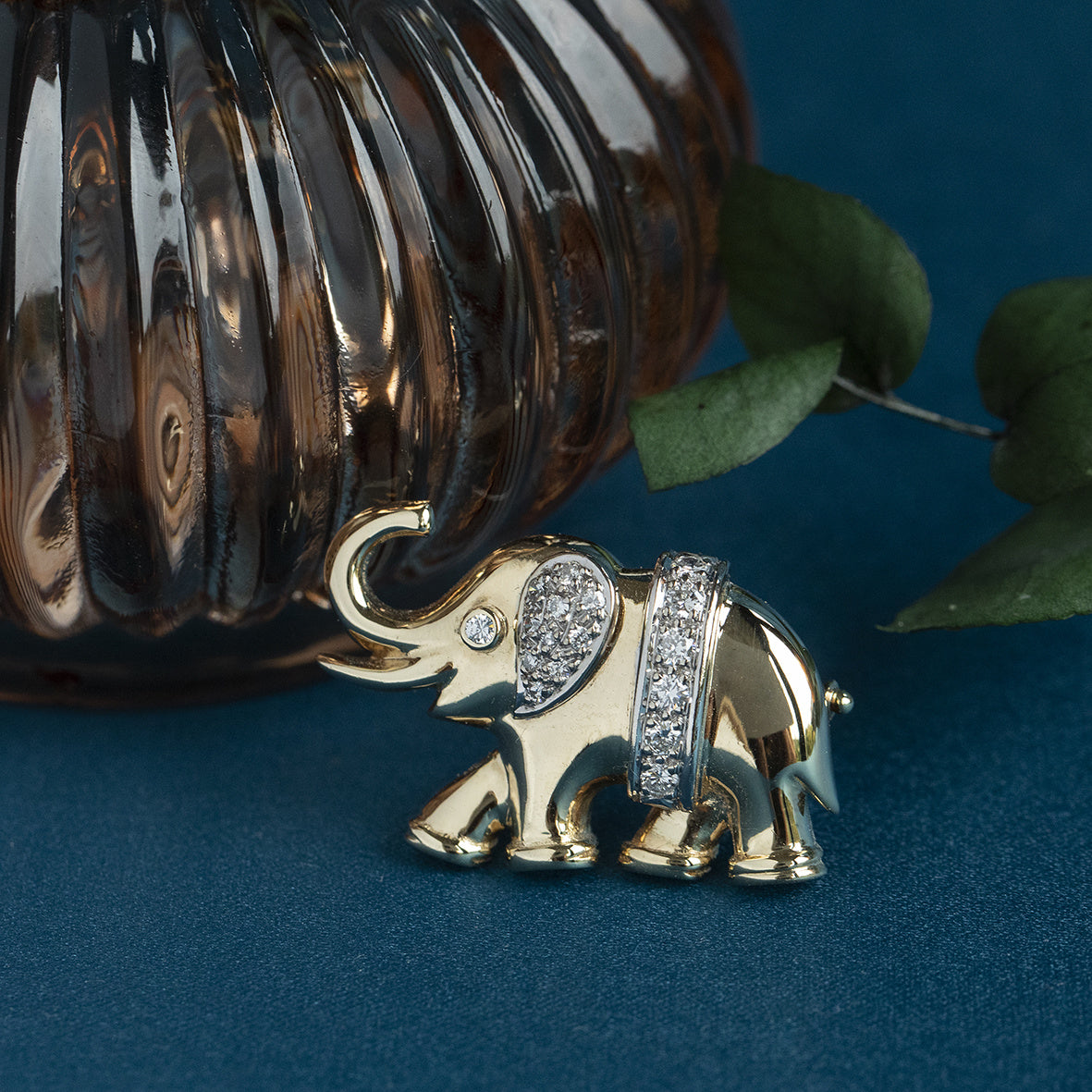 Gouden olifant broche met diamant 14 krt