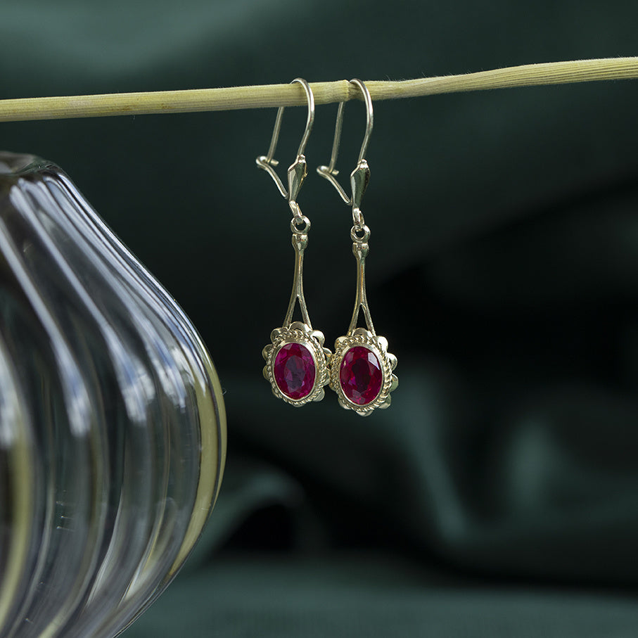 14 kt gold earrings with synthetic ruby