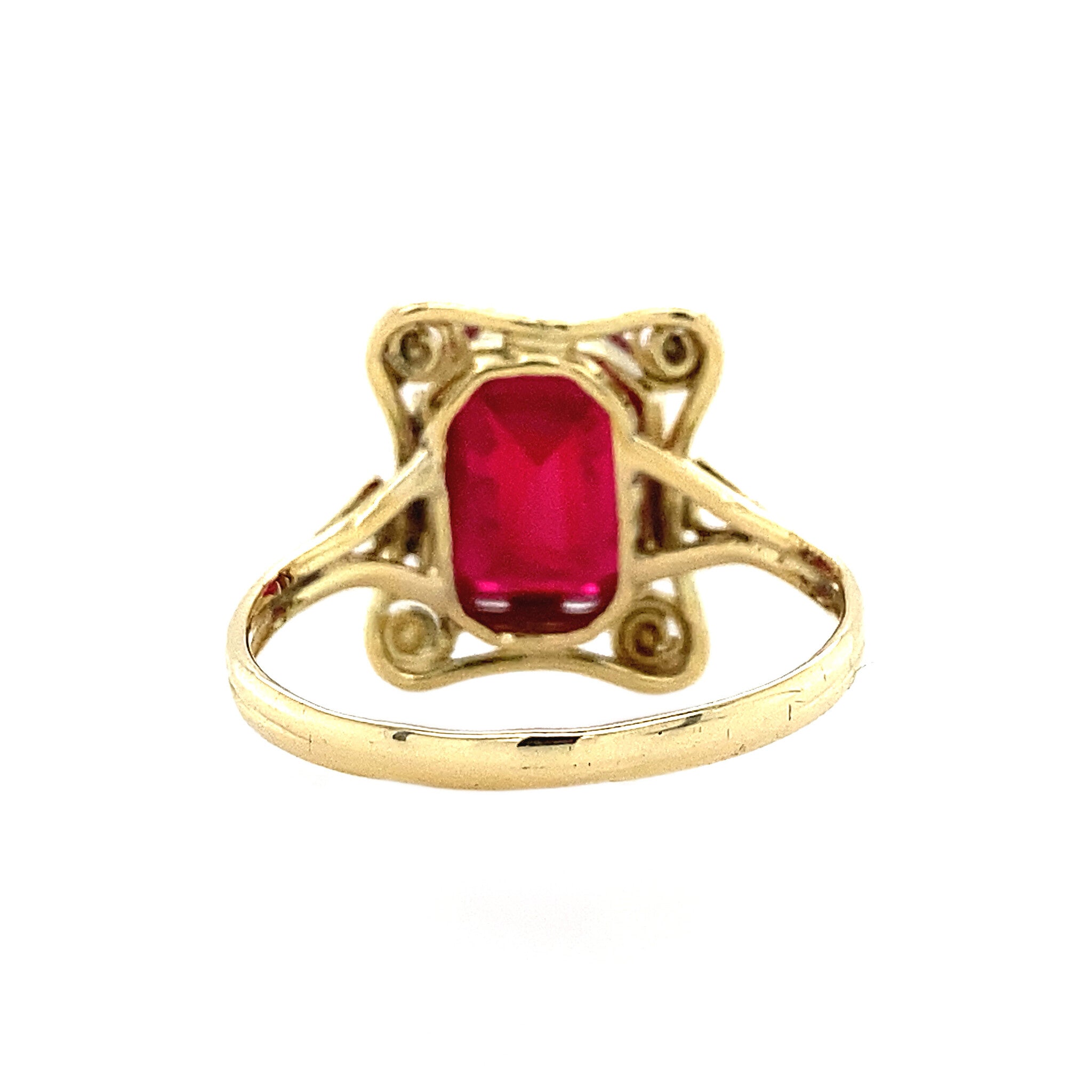 14 kt gold ring with ruby