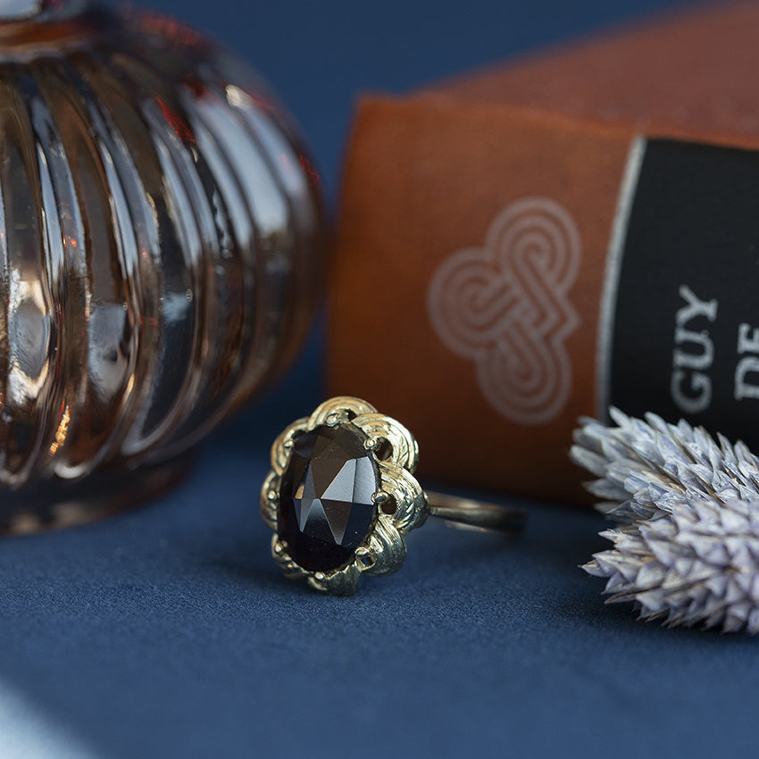 Gold vintage ring with garnet 14 kt