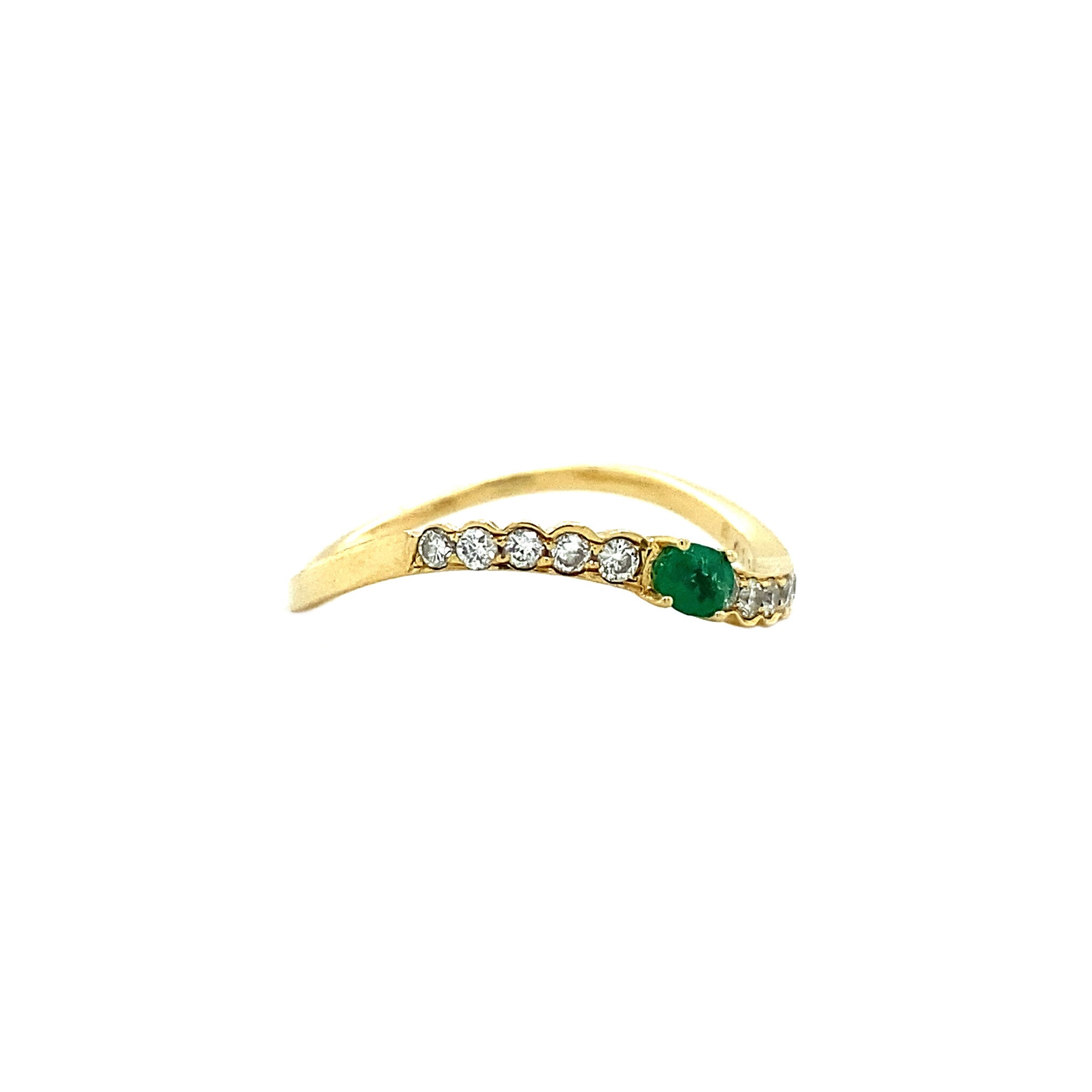 18 kt gold hammered ring with emerald and diamond