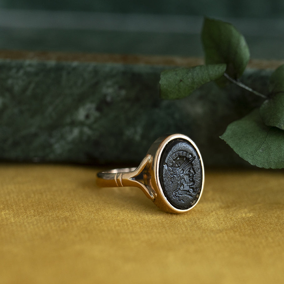 Rose-gold vintage signet ring with a colored stone, 14 kt