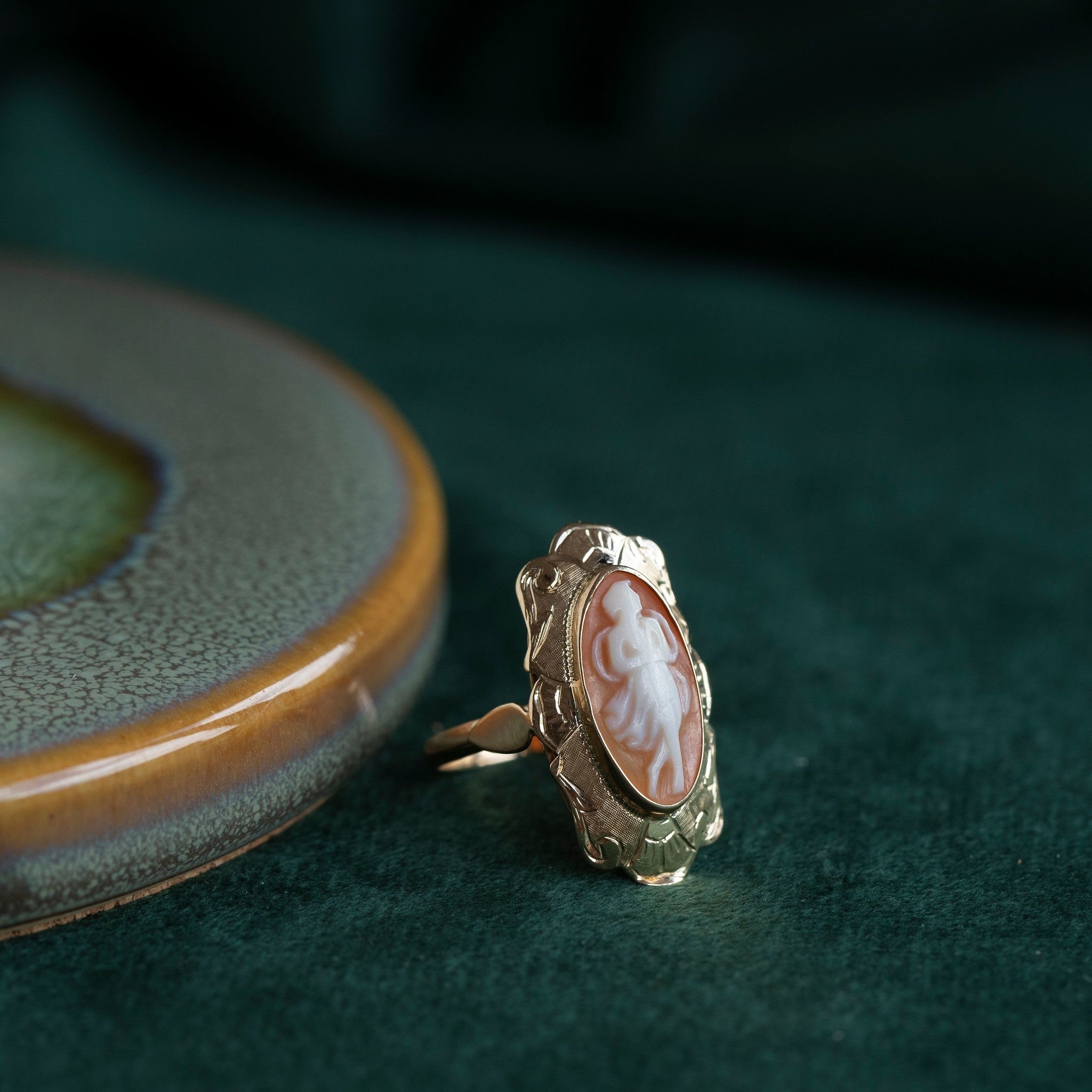 14 kt gold ring with a cameo