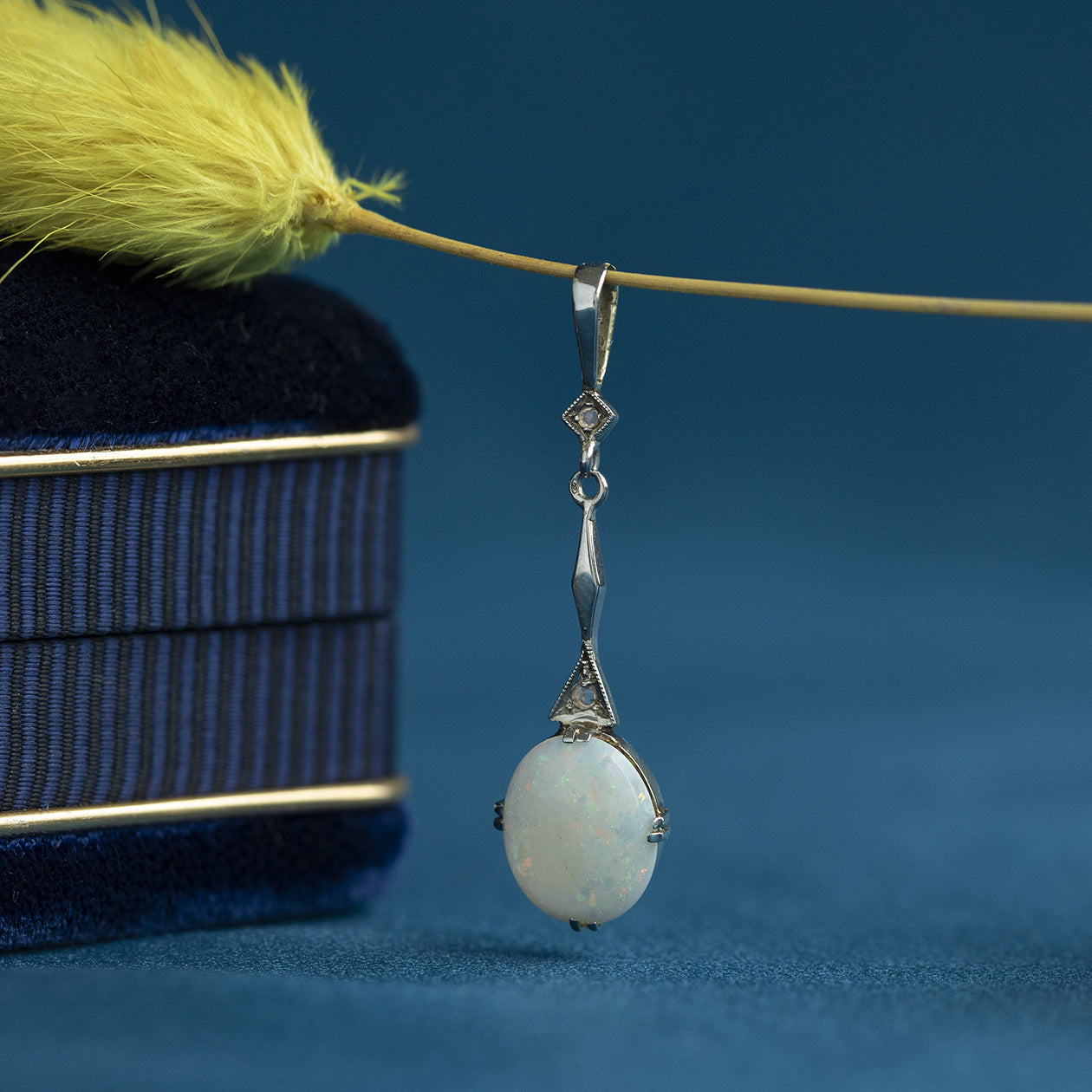 Witgouden vintage hanger met opaal en roosdiamant 14 kt