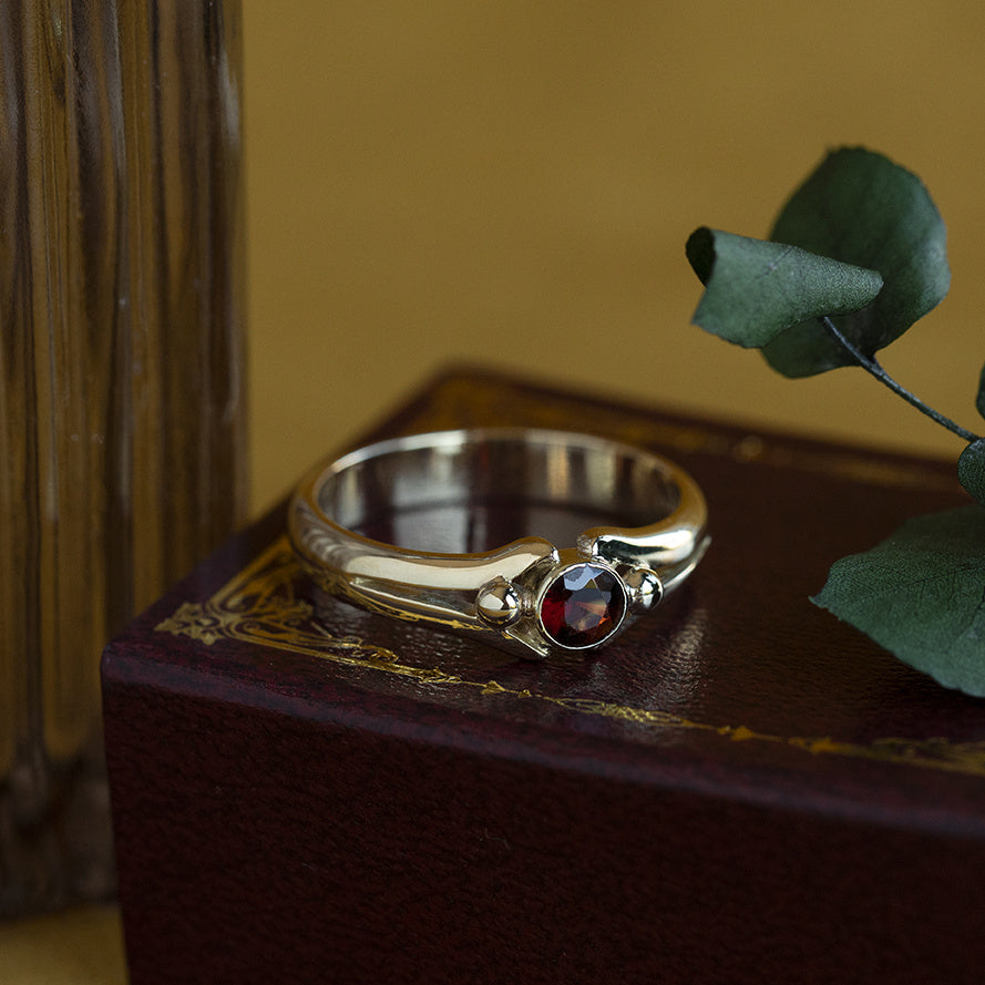 Gouden vintage ring met granaat 14 kt