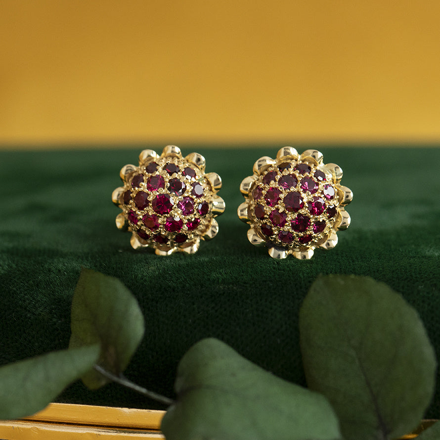 Gouden vintage entourage oorstekers met robijn 18 kt