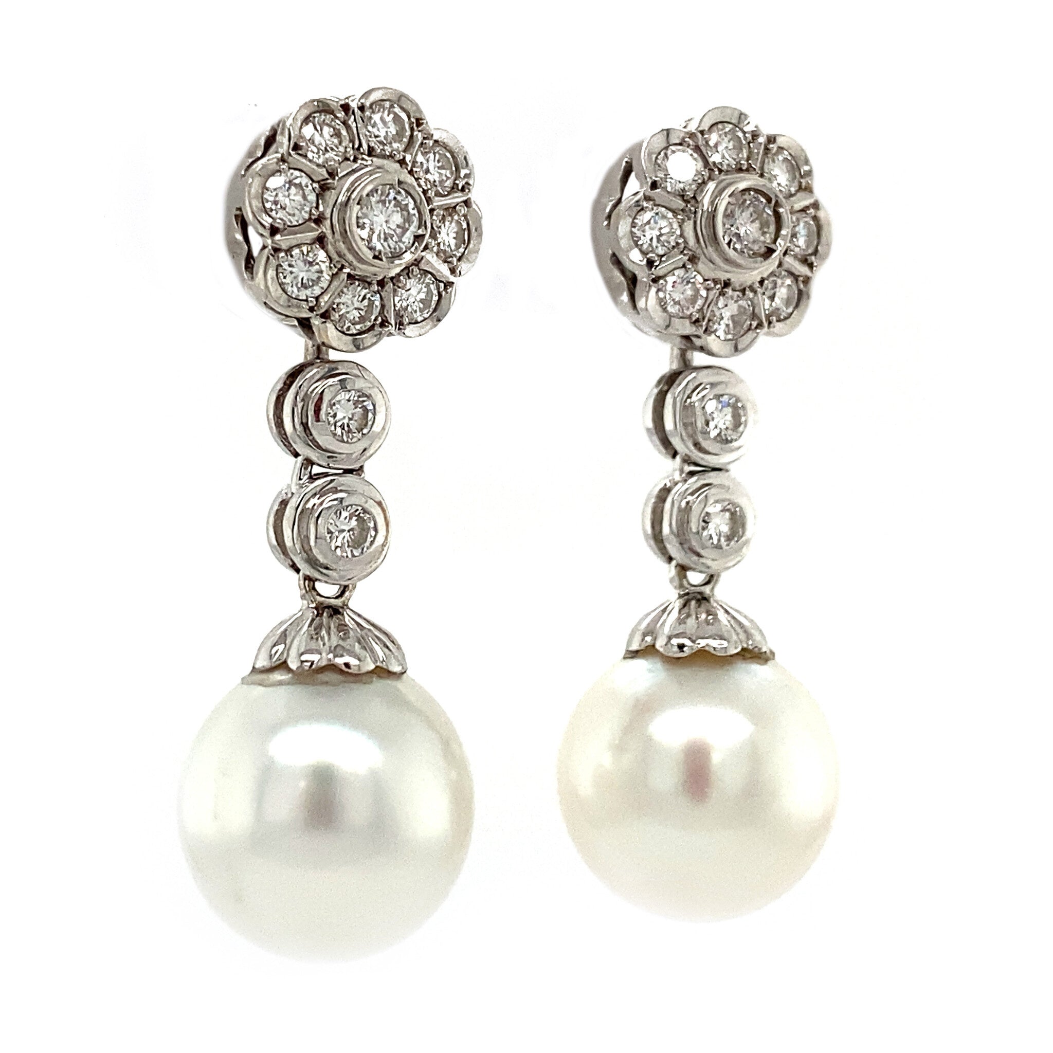 Gold dangle earrings with pearl and diamond, 18 kt