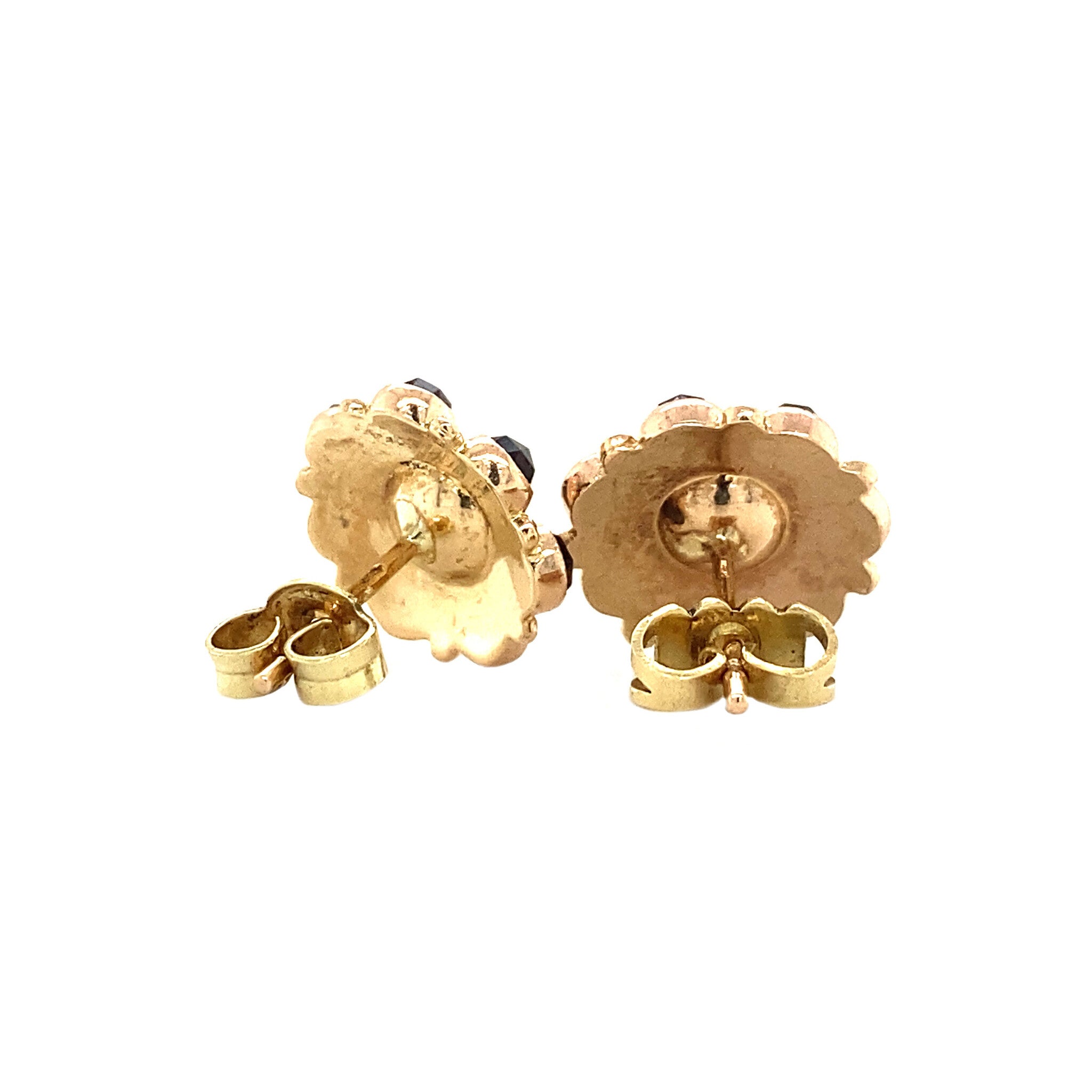 Gouden entourage oorstekers met granaat 14 krt