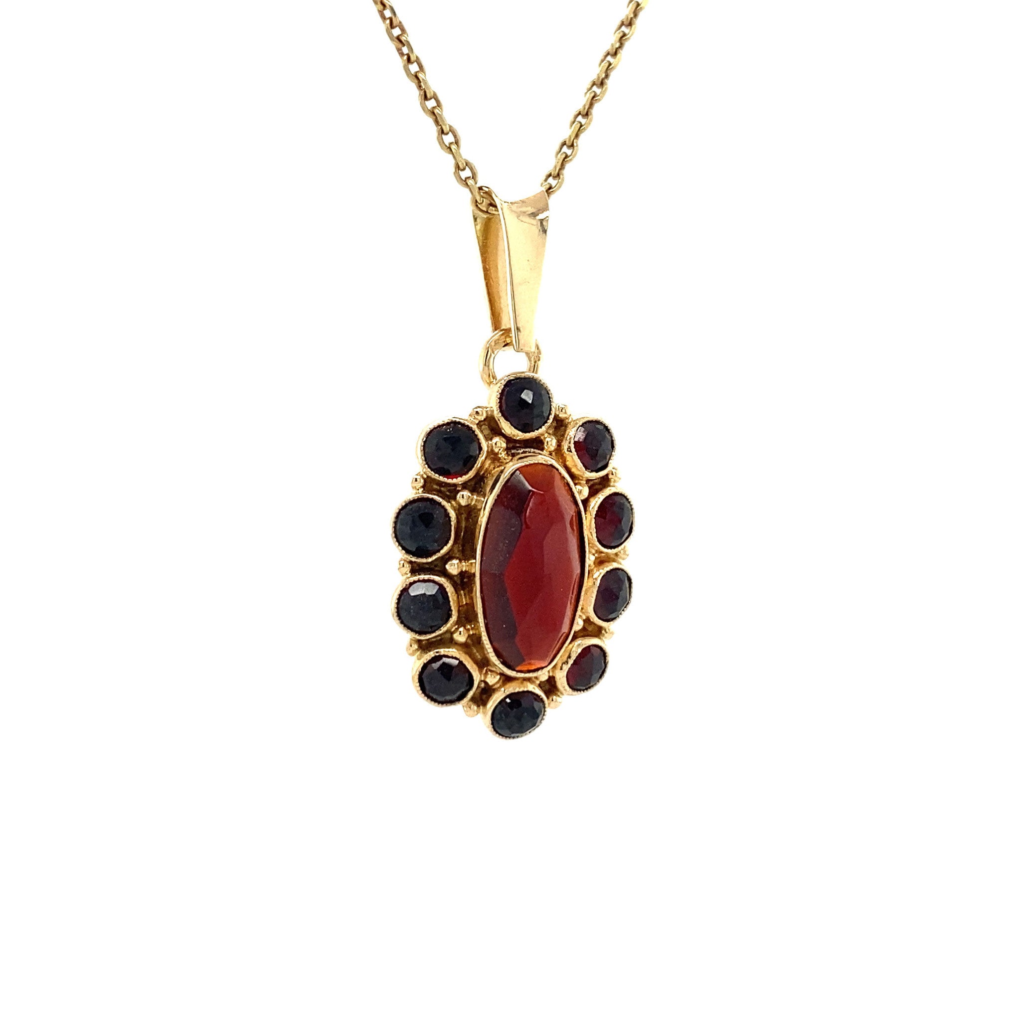 Gold entourage pendant with garnet 14 ct