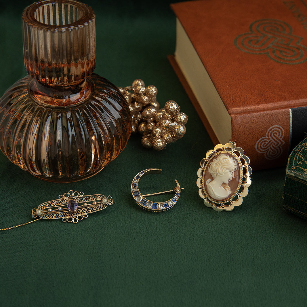 Gouden maan broche met saffier en roosdiamant 14 krt