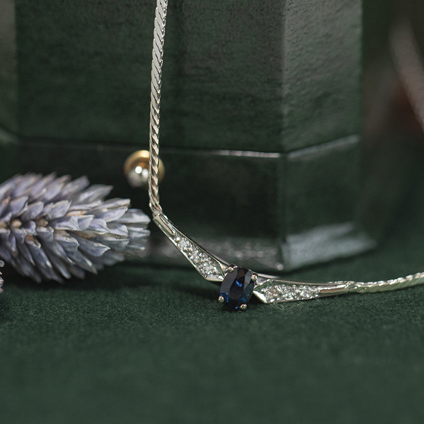 14 kt vintage white gold necklace with sapphire and diamond