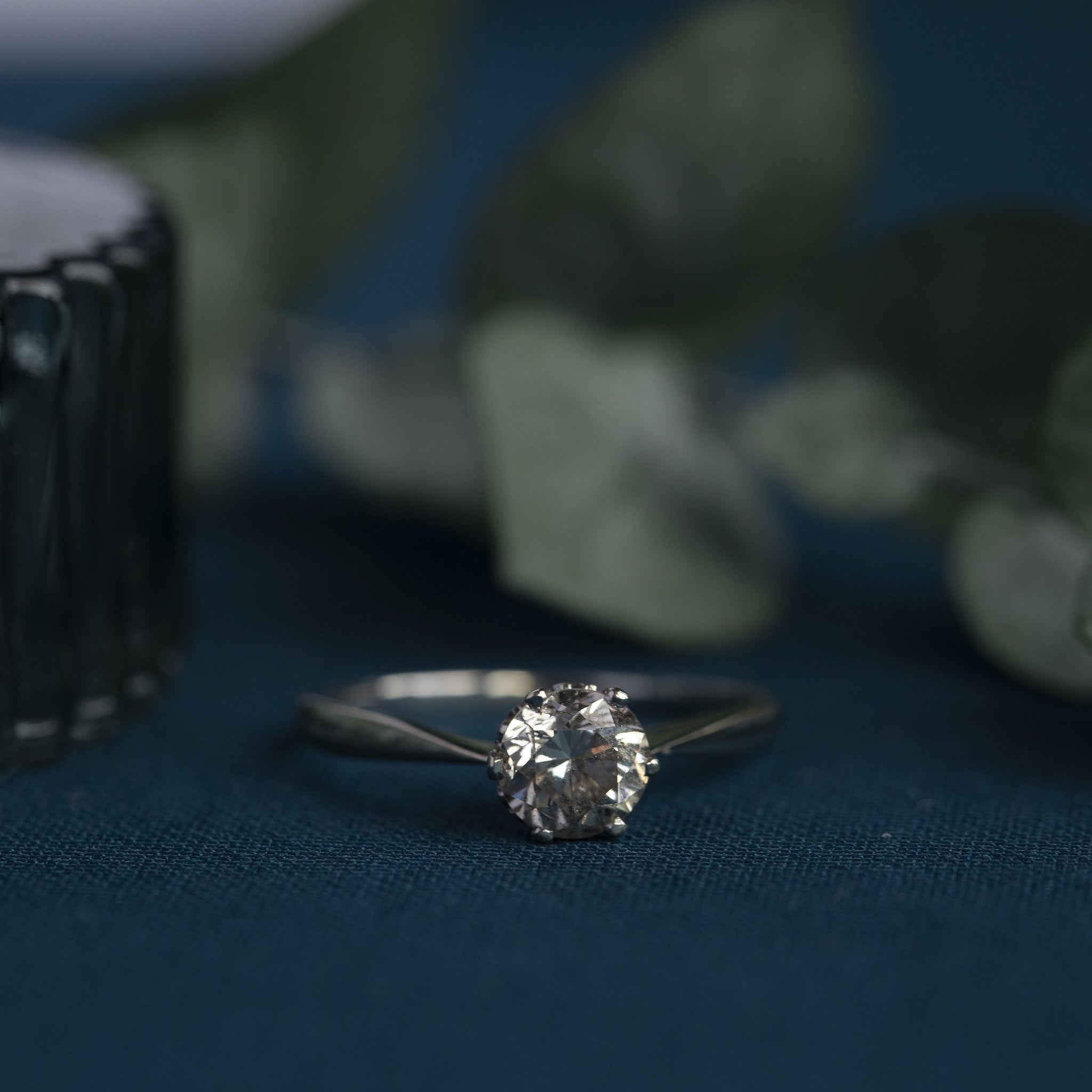 White gold solitaire ring with diamond 0.90 crt. 14 krt