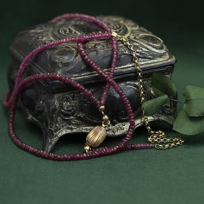 Gold necklace with ruby 14 krt