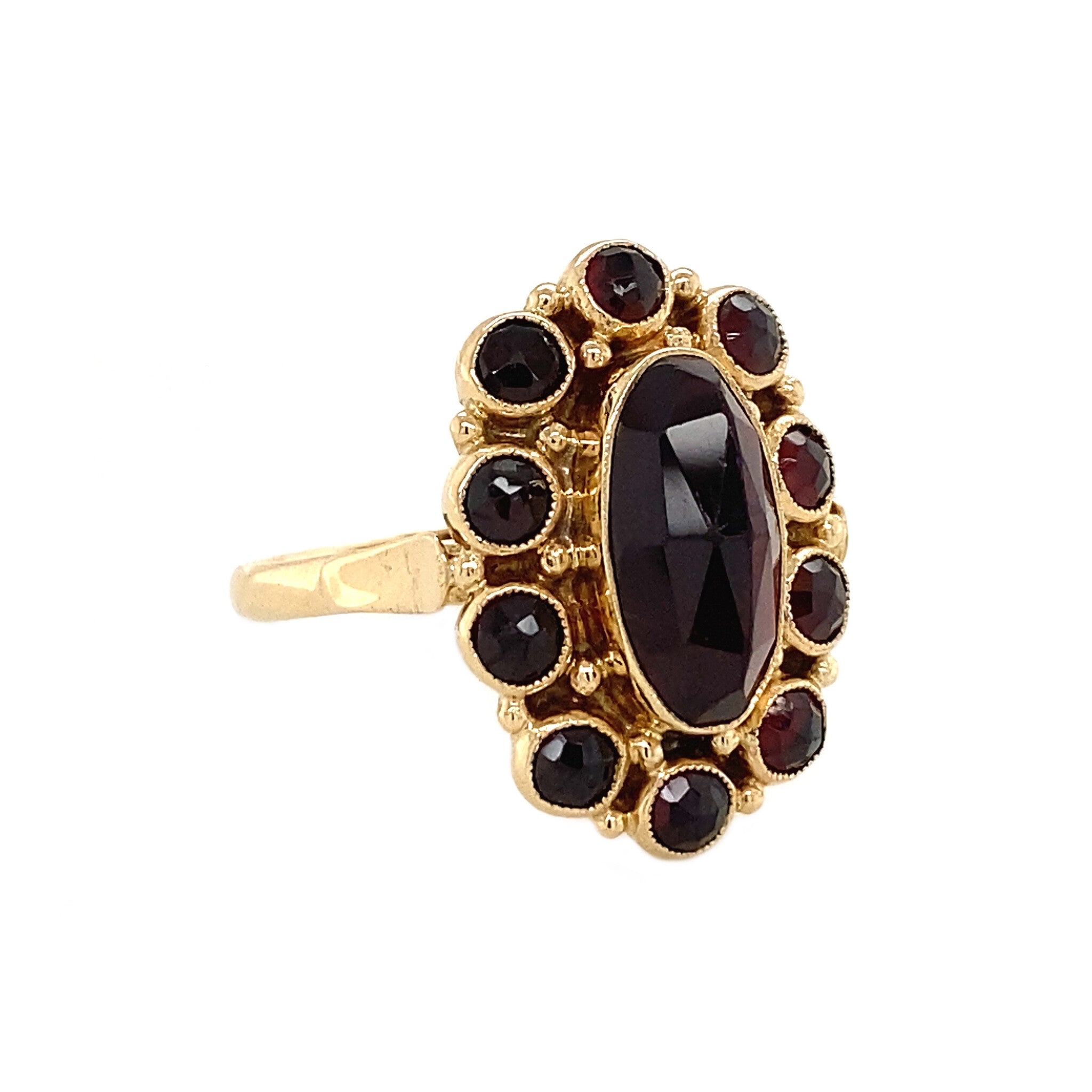 Gouden entourage ring met granaat 14 krt