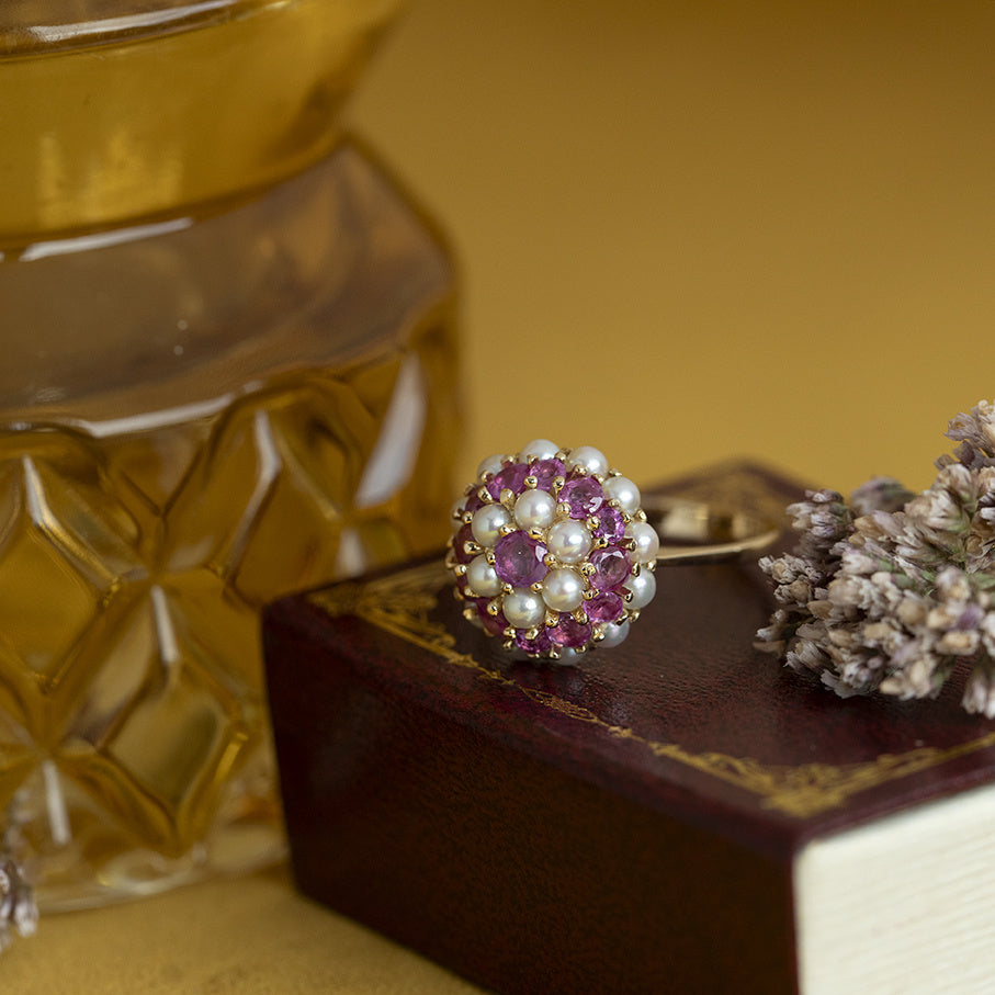 Gouden vintage entourage mid century ring robijn en parel 14 kt