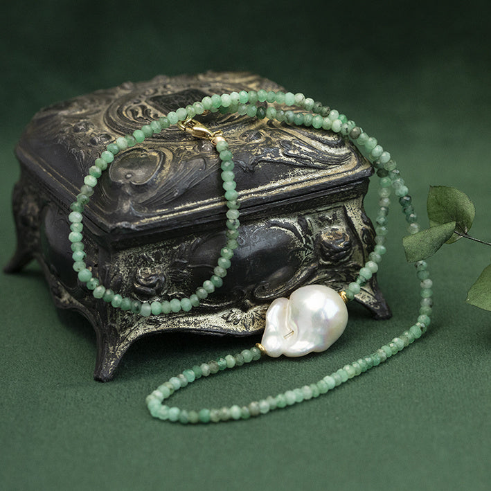 Smaragd collier met parel en gouden sluiting 14 krt