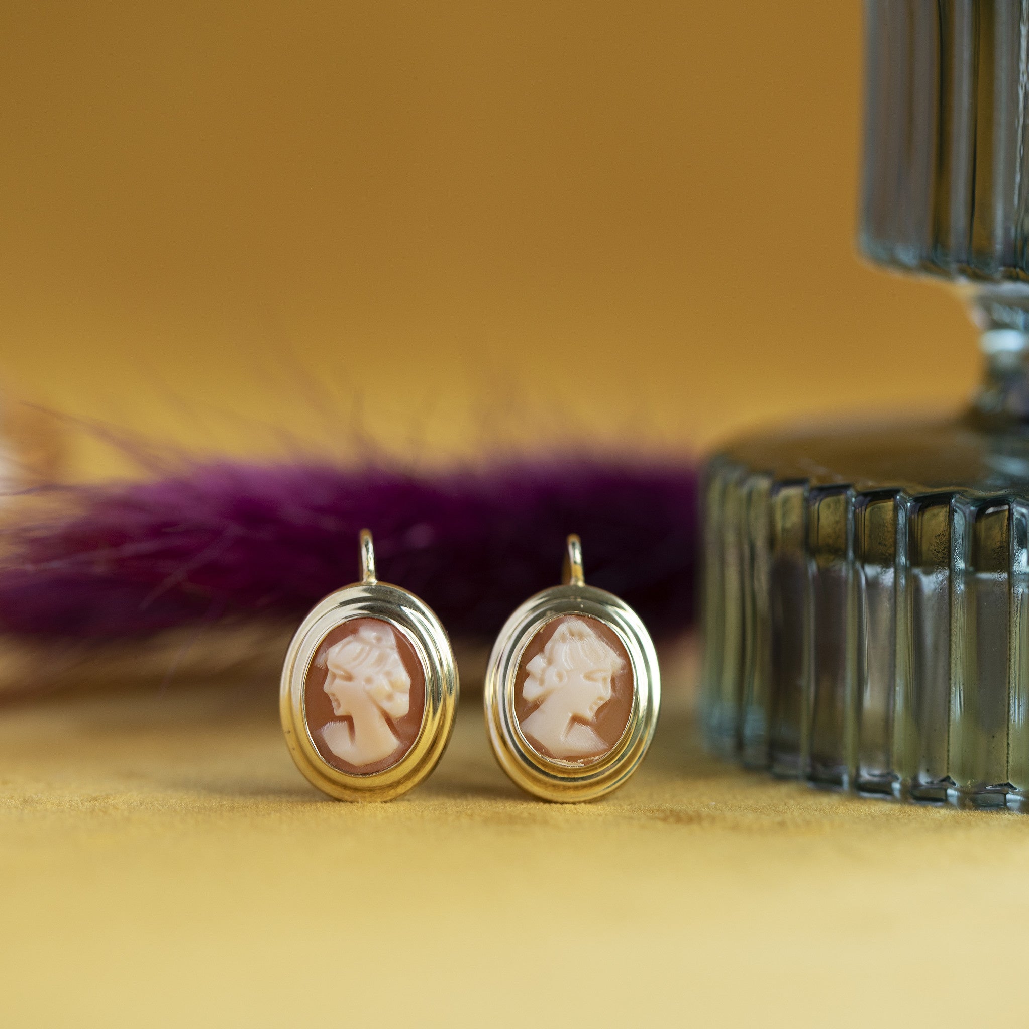Gouden oorhangers met camee 14 krt