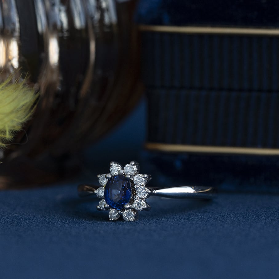 White gold vintage entourage ring with sapphire and diamond 14 kt