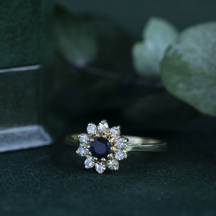 Gouden entourage ring met diamant en saffier 14 krt