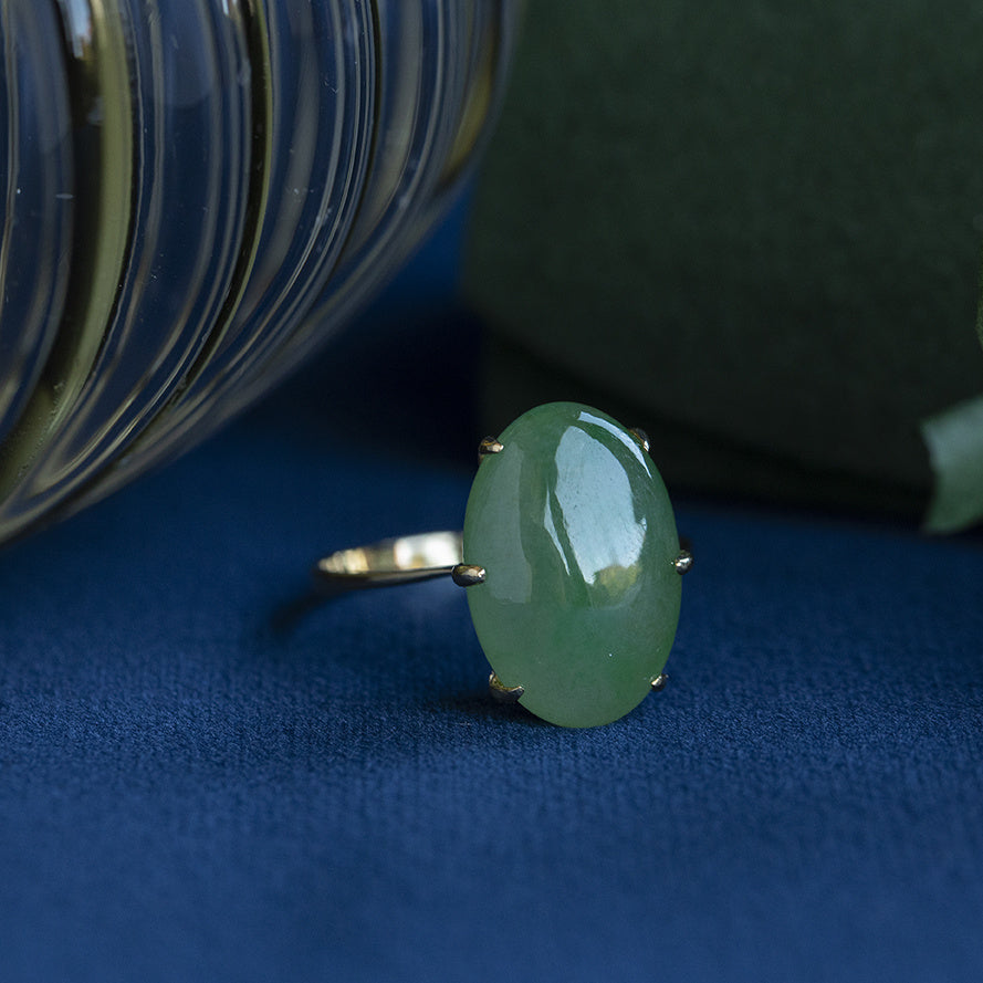Vintage gold ring with jade, 18 kt